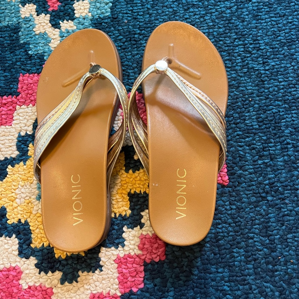 Like new gold & silver Vionic flip flops